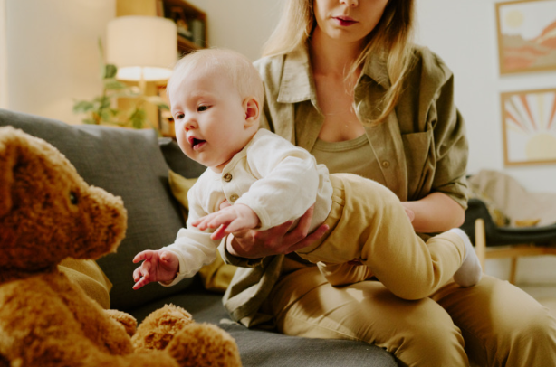 Karakter bayi bulan Juli, Bayi sensitif dan penyayang, Tips mengasuh bayi pemalu, Anak intuitif dan empatik, Parenting bayi dengan jiwa lembut, Tumbuh kembang bayi Juli, Lingkungan aman untuk bayi